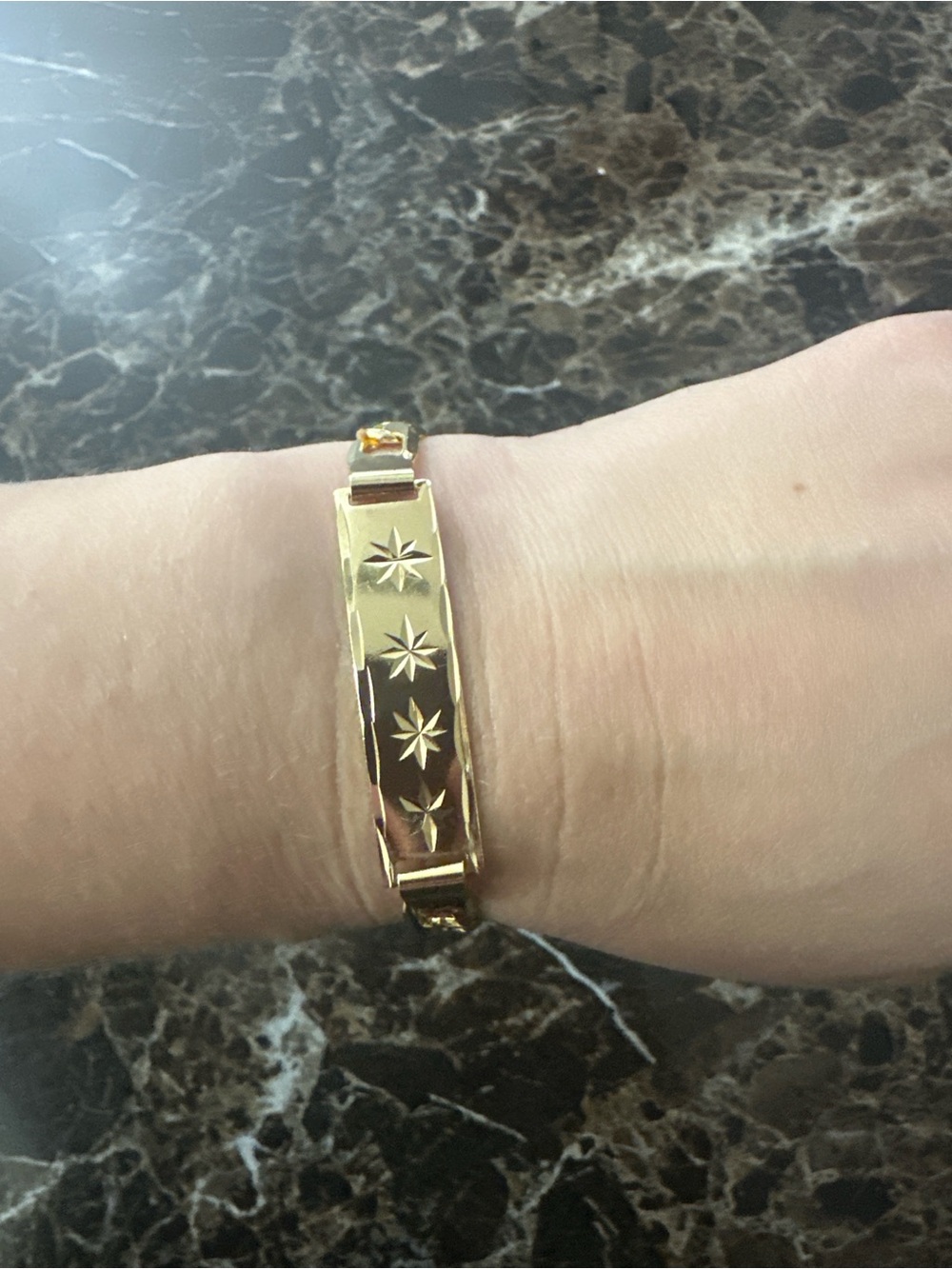 Gold Star-Engraved Womens Bracelet chapa de oro